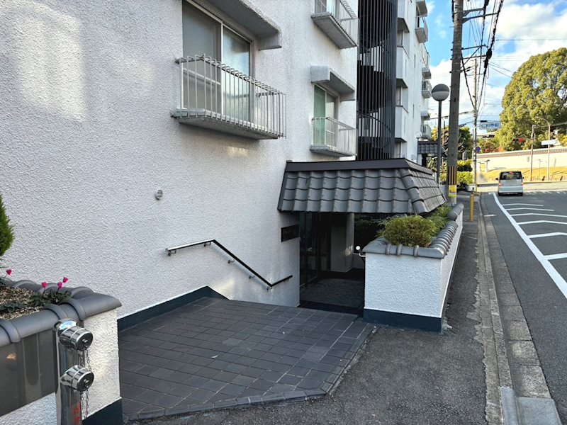 デラシオン御室 出入口